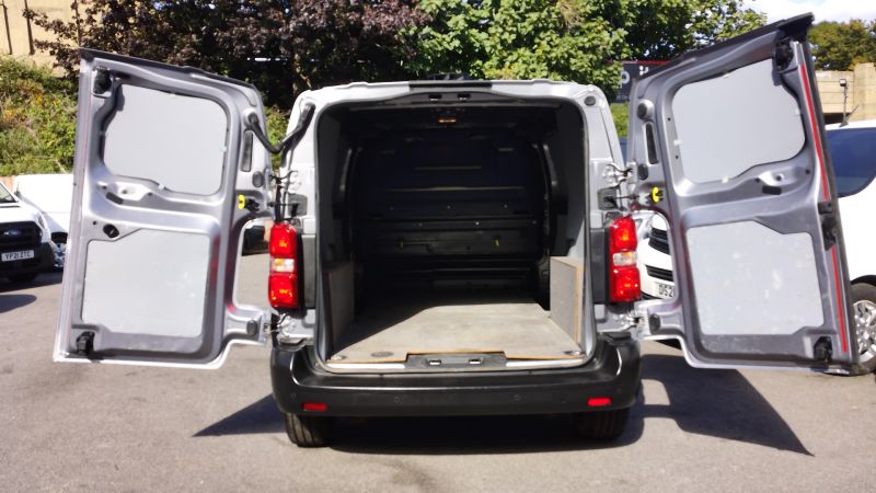 PEUGEOT EXPERT 2.0 BLUEHDI PROFESSIONAL L1 SWB IN GREY WITH SAT NAV,AIR CONDITIONING,PARKING SENSORS AND MORE - 2922 - 11
