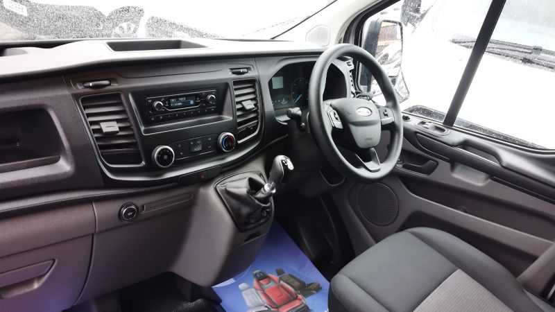 FORD TRANSIT CUSTOM 300 L1 H2 SWB HIGH ROOF WITH ONLY 43.000 MILES,AIR CONDITIONING,FRONT+REAR PARKING SENSORS AND MORE - 2895 - 13