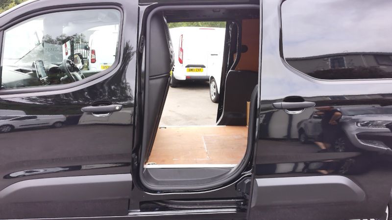 VAUXHALL COMBO 2300 DYNAMIC L2 LWB IN BLACK WITH SAT NAV,AIR CONDITIONING,PARKING SENSORS,6 SPEED,CRUISE CONTROL AND MORE - 2894 - 21