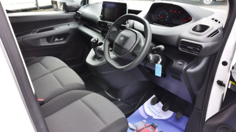 PEUGEOT PARTNER PROFESSIONAL L1 SWB WITH ONLY 24.000 MILES,SAT NAV,AIR CONDITIONING,PARKING SENSORS AND MORE - 2948 - 12