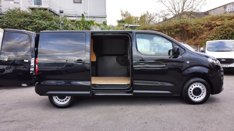 VAUXHALL VIVARO F2900 DYNAMIC L1 SWB IN BLACK WITH AIR CONDITIONING,PARKING SENSORS,CRUISE CONTROL AND MORE - 2938 - 9