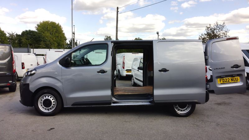 VAUXHALL VIVARO 2900 DYNAMIC L1 SWB IN GREY/SILVER WITH SAT NAV,AIR CONDITIONING,PARKING SENSORS AND MORE *** SOLD *** - 2911 - 11