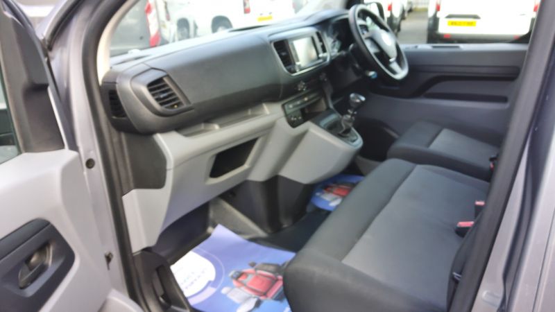 VAUXHALL VIVARO 2900 DYNAMIC L1 SWB IN GREY/SILVER WITH SAT NAV,AIR CONDITIONING,PARKING SENSORS AND MORE *** SOLD *** - 2911 - 16