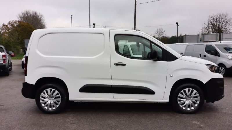 PEUGEOT PARTNER PROFESSIONAL L1 SWB WITH ONLY 24.000 MILES,SAT NAV,AIR CONDITIONING,PARKING SENSORS AND MORE - 2948 - 7