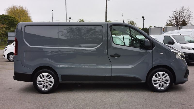 RENAULT TRAFIC SL28 SPORT ENERGY AUTOMATIC L1 SWB IN GREY,ONLY 43.000 MILES,SAT NAV,AIR CONDITIONING,REAR CAMERA,ALLOYS AND MORE - 2929 - 7