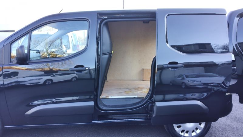 VAUXHALL COMBO 2300 SPORTIVE L1 SWB IN BLACK WITH AIR CONDITIONING,PARKING SENSORS,6 SPEED,3 SEATS AND MORE - 2974 - 21