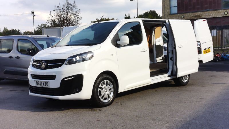 VAUXHALL VIVARO 3100 SPORTIVE L2H1 LWB AUTOMATIC WITH SAT NAV,AIR CONDITIONING,PARKING SENSORS AND MORE - 2925 - 2