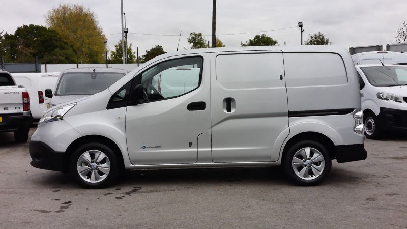 NISSAN E-NV200 TEKNA 40 KWH 109BHP IN SILVER ONLY 15.000 MILES,SAT NAV,AIR CONDITIONING,REAR CAMERA AND MORE - 2931 - 9