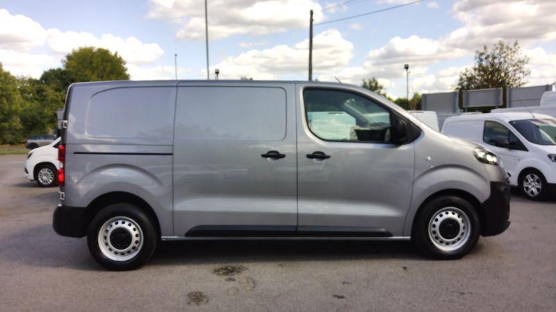 VAUXHALL VIVARO 2900 DYNAMIC L1 SWB IN GREY/SILVER WITH SAT NAV,AIR CONDITIONING,PARKING SENSORS AND MORE *** SOLD *** - 2911 - 12