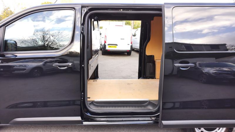 VAUXHALL VIVARO F2900 DYNAMIC L1 SWB IN BLACK WITH AIR CONDITIONING,PARKING SENSORS,CRUISE CONTROL AND MORE - 2938 - 24