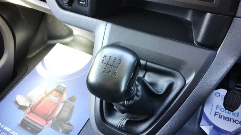 PEUGEOT EXPERT 2.0 BLUEHDI PROFESSIONAL L1 SWB IN GREY WITH SAT NAV,AIR CONDITIONING,PARKING SENSORS AND MORE - 2922 - 19