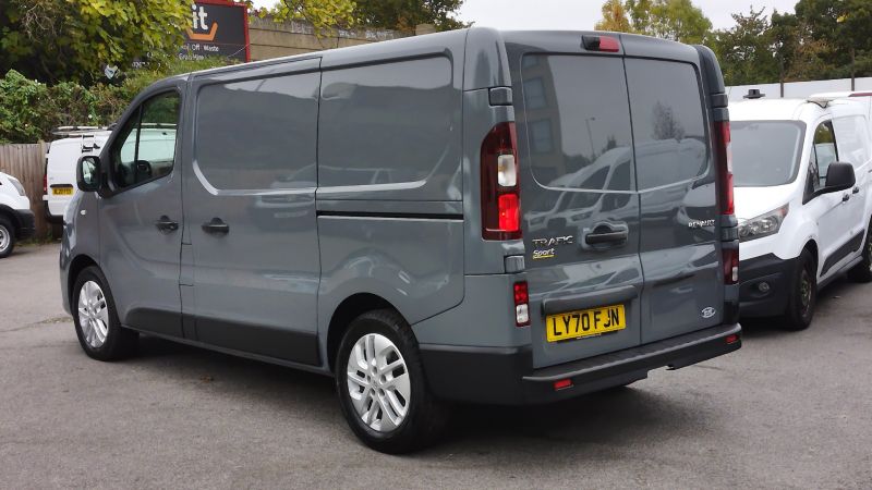RENAULT TRAFIC SL28 SPORT ENERGY AUTOMATIC L1 SWB IN GREY,ONLY 43.000 MILES,SAT NAV,AIR CONDITIONING,REAR CAMERA,ALLOYS AND MORE - 2929 - 6