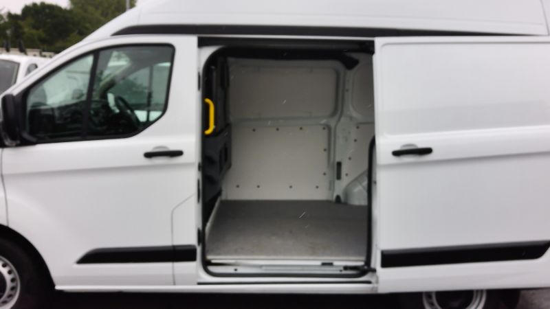 FORD TRANSIT CUSTOM 300 L1 H2 SWB HIGH ROOF WITH ONLY 43.000 MILES,AIR CONDITIONING,FRONT+REAR PARKING SENSORS AND MORE - 2895 - 18