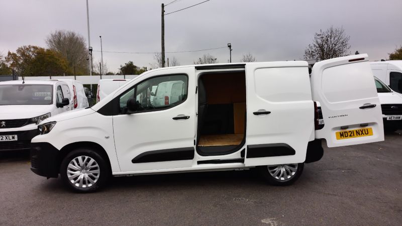 PEUGEOT PARTNER PROFESSIONAL L1 SWB WITH ONLY 24.000 MILES,SAT NAV,AIR CONDITIONING,PARKING SENSORS AND MORE - 2948 - 9