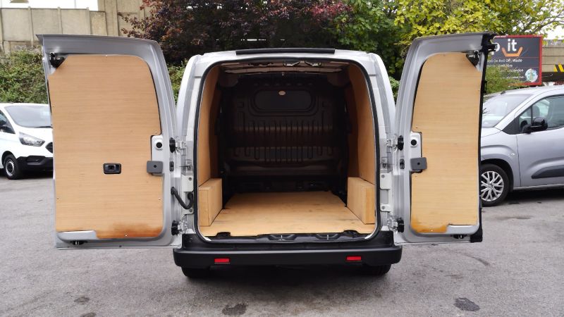 NISSAN E-NV200 TEKNA 40 KWH 109BHP IN SILVER ONLY 15.000 MILES,SAT NAV,AIR CONDITIONING,REAR CAMERA AND MORE - 2931 - 8