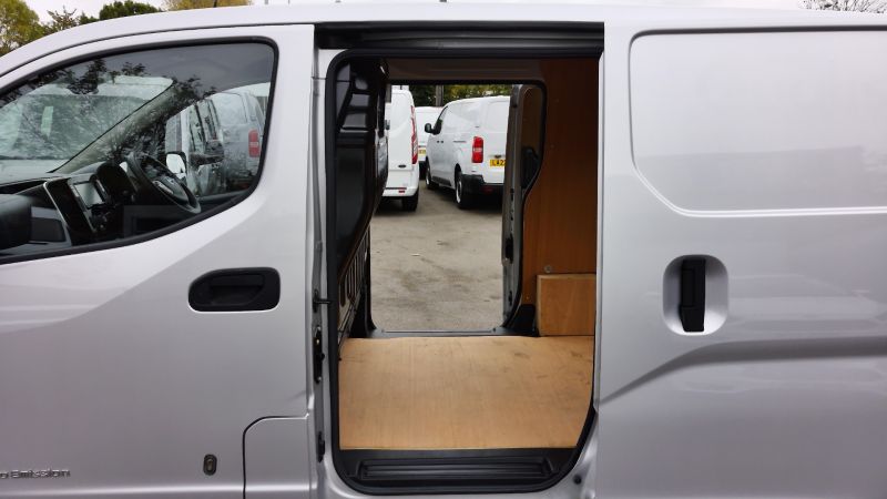 NISSAN E-NV200 TEKNA 40 KWH 109BHP IN SILVER ONLY 15.000 MILES,SAT NAV,AIR CONDITIONING,REAR CAMERA AND MORE - 2931 - 25
