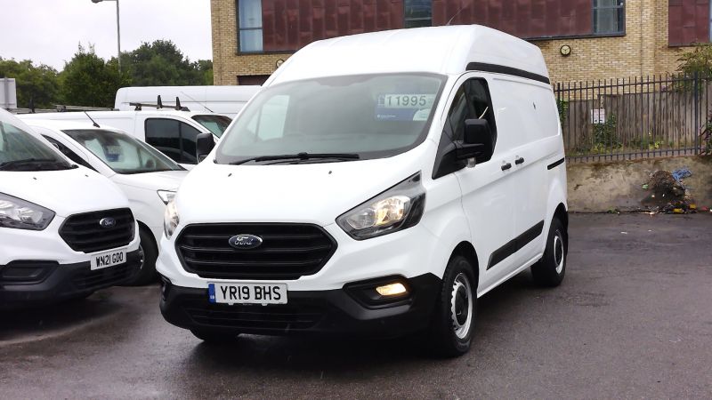 FORD TRANSIT CUSTOM 300 L1 H2 SWB HIGH ROOF WITH ONLY 43.000 MILES,AIR CONDITIONING,FRONT+REAR PARKING SENSORS AND MORE - 2895 - 19