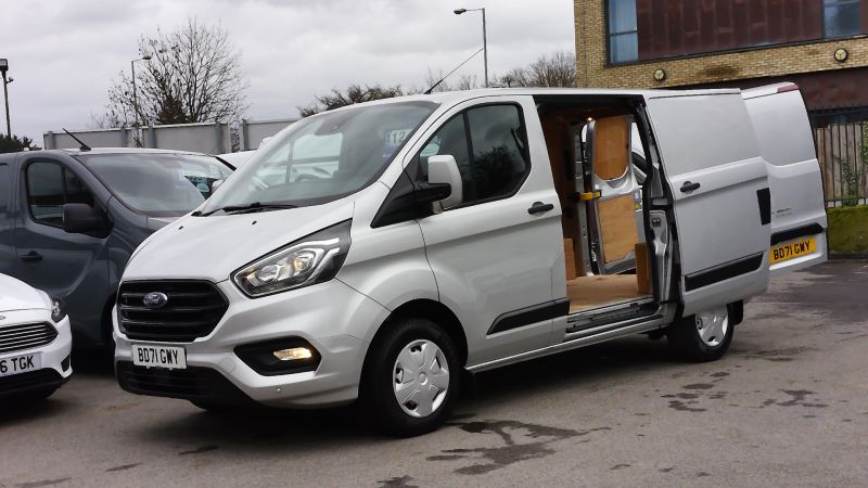 FORD TRANSIT CUSTOM 280 TREND L1 SWB IN SILVER WITH SAT NAV,AIR CONDITIONING,PARKING SENSORS AND MORE - 2985 - 2