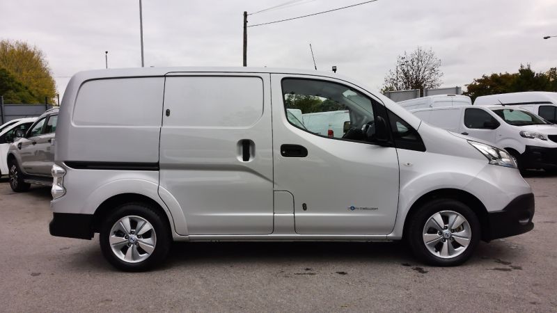 NISSAN E-NV200 TEKNA 40 KWH 109BHP IN SILVER ONLY 15.000 MILES,SAT NAV,AIR CONDITIONING,REAR CAMERA AND MORE - 2931 - 11