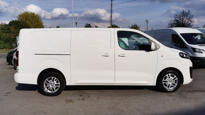 VAUXHALL VIVARO 2900 SPORTIVE L2 LWB WITH ONLY 61.000 MILES,AIR CONDITIONING,PARKING SENSORS AND MORE  - 2967 - 3