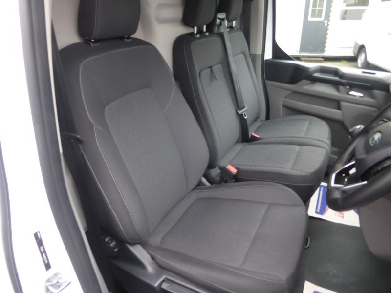 FORD TRANSIT CUSTOM 280 LIMITED L1 SWB ECOBLUE WITH ONLY 18.000 MILES,AIR CONDITIONING,HEATED SEATS AND MORE - 2916 - 17
