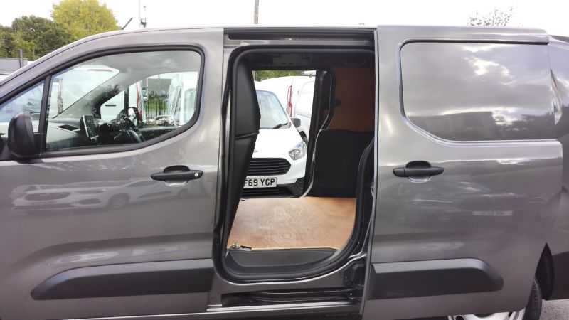 VAUXHALL COMBO 2300 DYNAMIC L2 LWB 100 IN DARK GREY WITH ONLY 41.000 MILES,SAT NAV,AIR CONDITIONING AND MORE *** SOLD *** - 2913 - 21