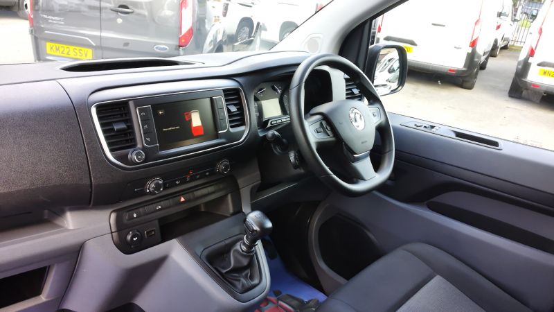 VAUXHALL VIVARO 2900 DYNAMIC L1 SWB IN GREY/SILVER WITH SAT NAV,AIR CONDITIONING,PARKING SENSORS AND MORE *** SOLD *** - 2911 - 15