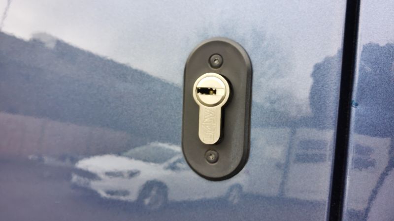 FORD TRANSIT CONNECT 200 LIMITED L1 SWB IN CHROME BLUE WITH ONLY 63.000 MILES,AIR CONDITIONING,FRONT+REAR PARKING SENSORS,ALLOY'S AND MORE - 2982 - 20