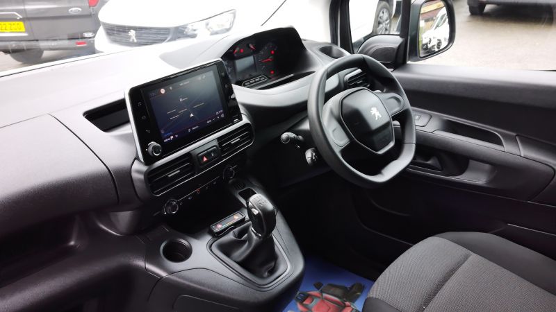 PEUGEOT PARTNER PROFESSIONAL L1 SWB WITH ONLY 24.000 MILES,SAT NAV,AIR CONDITIONING,PARKING SENSORS AND MORE - 2948 - 13