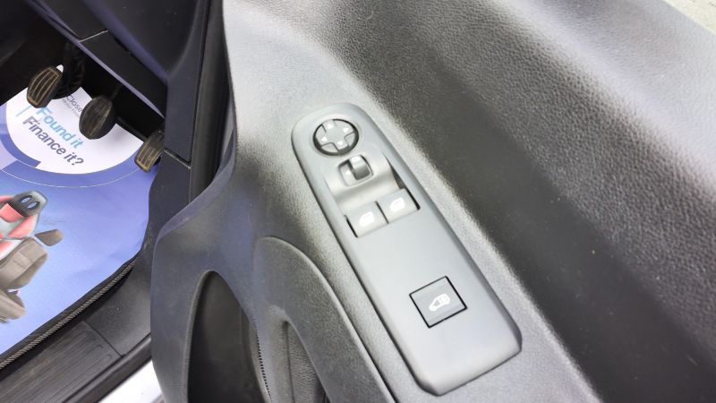 VAUXHALL COMBO 2000 SPORTIVE 1.6 L1 SWB IN GREY WITH ONLY 36.000 MILES,AIR CONDITIONING,3 SEATS,PARKING SENSORS AND MORE  - 2960 - 16