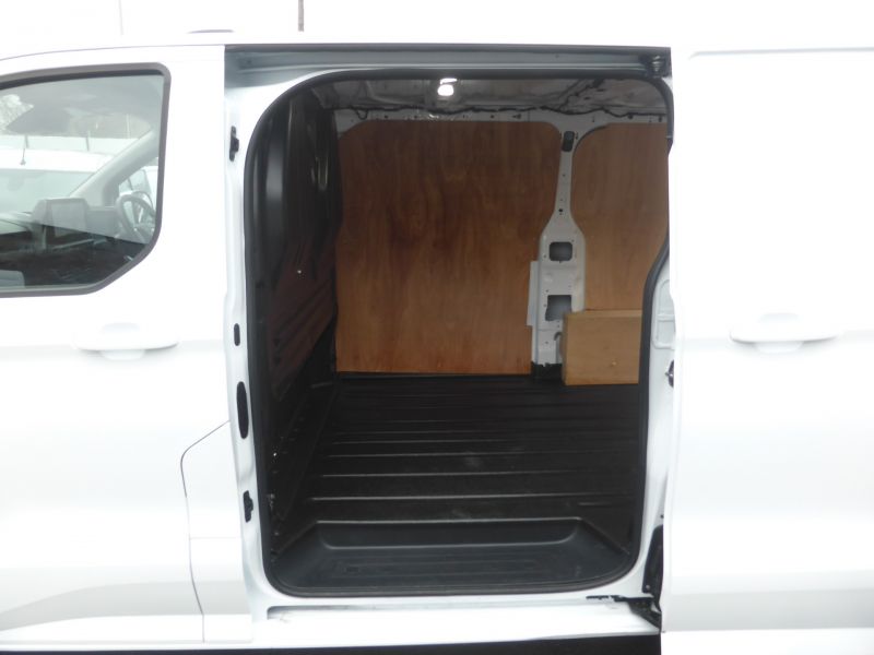 FORD TRANSIT CUSTOM 280 LIMITED L1 SWB ECOBLUE WITH ONLY 18.000 MILES,AIR CONDITIONING,HEATED SEATS AND MORE - 2916 - 20