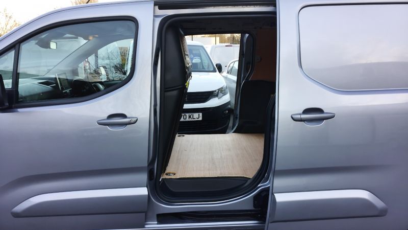 CITROEN BERLINGO 950 DRIVER PRO EDITION XL 8 SPEED AUTOMATIC,SAT NAV,REAR PARK ASSIST CAMERA,AIR CONDITIONING,DAB RADI AND MORE - 2968 - 24