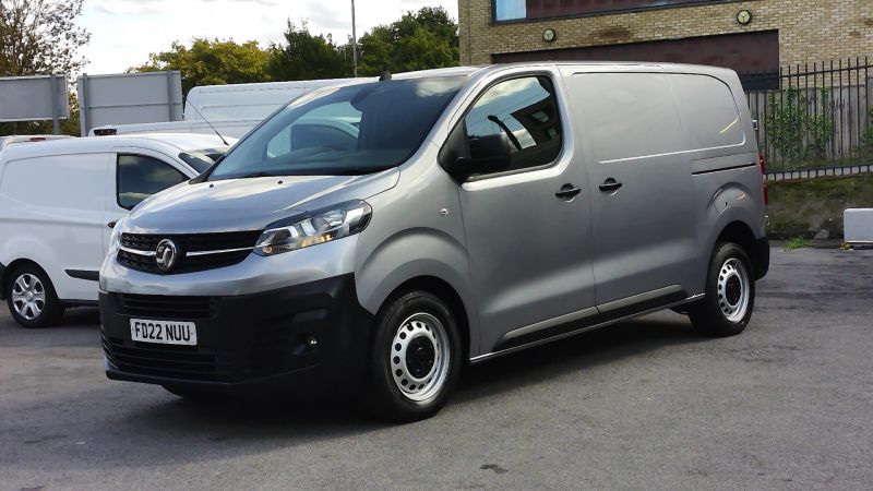VAUXHALL VIVARO 2900 DYNAMIC L1 SWB IN GREY/SILVER WITH SAT NAV,AIR CONDITIONING,PARKING SENSORS AND MORE *** SOLD *** - 2911 - 26