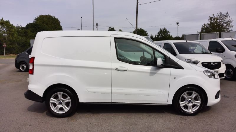FORD TRANSIT COURIER LIMITED 1.5 TDCI WITH ONLY 46.000 MILES,SAT NAV,AIR CONDITIONING,ALLOY'S,PARKING SENSORS AND MORE - 2904 - 9