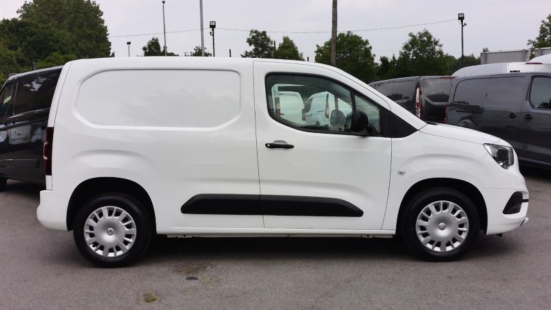 VAUXHALL COMBO 2300 SPORTIVE L1 SWB WITH AIR CONDITIONING,PARKING SENSORS,BLUETOOTH AND MORE - 2871 - 11