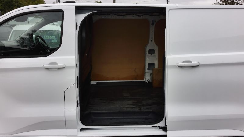 FORD TRANSIT CUSTOM 280 LIMITED L1 SWB ECOBLUE WITH ONLY 18.000 MILES,AIR CONDITIONING,HEATED SEATS AND MORE *** SOLD *** - 2916 - 21