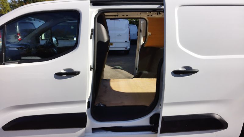 VAUXHALL COMBO 2300 SPORTIVE L2H1 LWB WITH AIR CONDITIONING,PARKING SENSORS,BLUETOOTH AND MORE - 2926 - 17