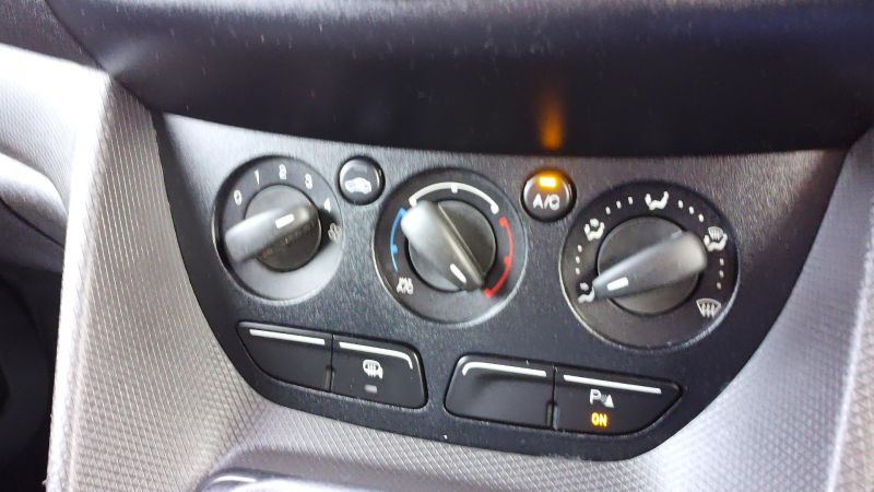 FORD TRANSIT CONNECT 220 L1 SWB EURO 6,AIR CONDITIONING,FRONT+REAR PARKING SENSORS,PARK ASSIST CAMERA  AND MORE *** SOLD *** - 2934 - 15