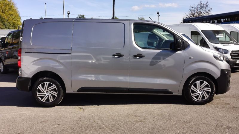 PEUGEOT EXPERT 2.0 BLUEHDI PROFESSIONAL L1 SWB IN GREY WITH SAT NAV,AIR CONDITIONING,PARKING SENSORS AND MORE - 2922 - 9