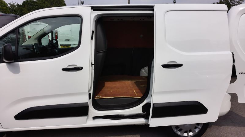 VAUXHALL COMBO 2300 SPORTIVE L1 SWB WITH AIR CONDITIONING,PARKING SENSORS,BLUETOOTH AND MORE - 2871 - 21