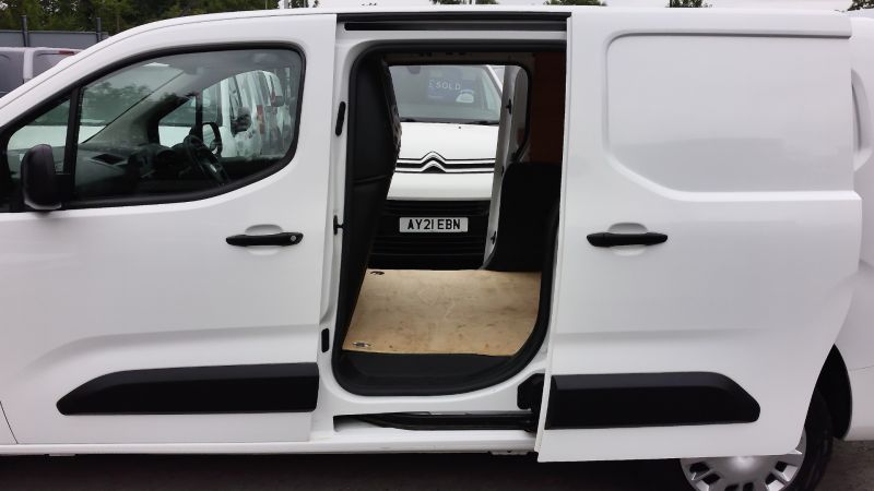 VAUXHALL COMBO 2300 SPORTIVE L2 LWB WITH ONLY 37.000 MILES,AIR CONDITIONING,PARKING SENSORS,BLUETOOTH AND MORE - 2887 - 17