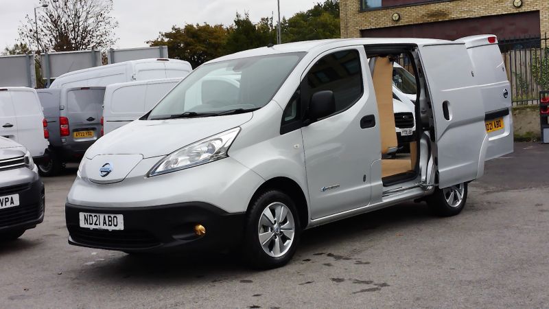 NISSAN E-NV200 TEKNA 40 KWH 109BHP IN SILVER ONLY 15.000 MILES,SAT NAV,AIR CONDITIONING,REAR CAMERA AND MORE - 2931 - 2