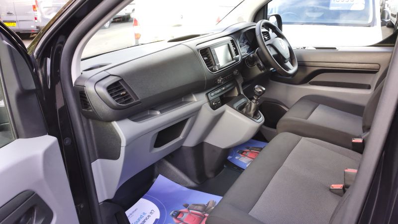 VAUXHALL VIVARO F2900 DYNAMIC L1 SWB IN BLACK WITH AIR CONDITIONING,PARKING SENSORS,CRUISE CONTROL AND MORE - 2938 - 16