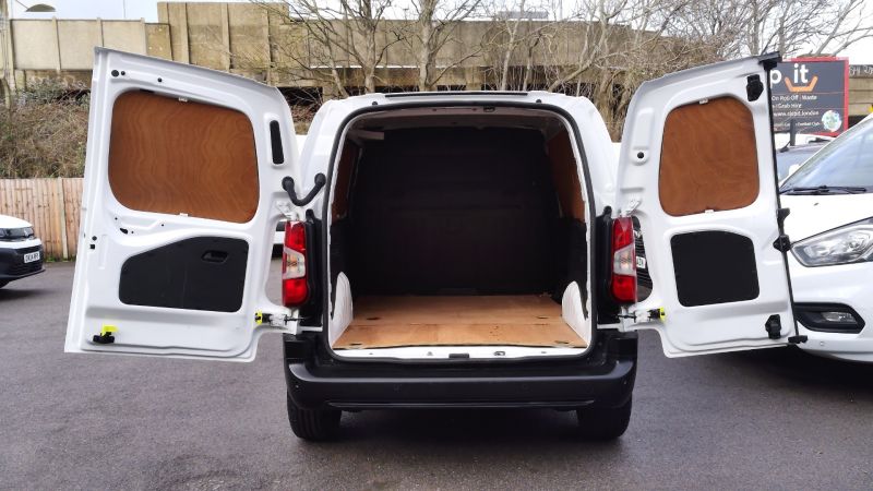 VAUXHALL COMBO 2300 DYNAMIC L1 SWB WITH ONLY 57.000 MILES,AIR CONDITIONING,PARKING SENSORS,CRUISE CONTROL AND MORE - 2975 - 8