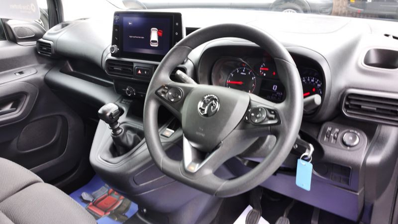 VAUXHALL COMBO 2300 DYNAMIC L2 LWB IN BLACK WITH SAT NAV,AIR CONDITIONING,PARKING SENSORS,6 SPEED,CRUISE CONTROL AND MORE - 2894 - 17