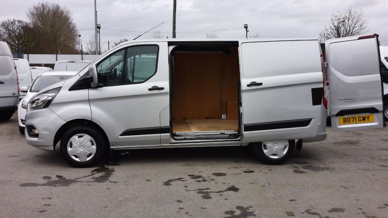 FORD TRANSIT CUSTOM 280 TREND L1 SWB IN SILVER WITH SAT NAV,AIR CONDITIONING,PARKING SENSORS AND MORE - 2985 - 9