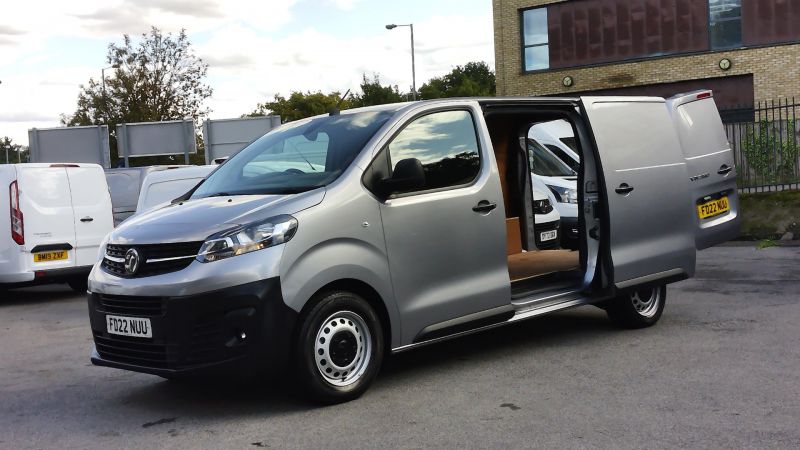 VAUXHALL VIVARO 2900 DYNAMIC L1 SWB IN GREY/SILVER WITH SAT NAV,AIR CONDITIONING,PARKING SENSORS AND MORE *** SOLD *** - 2911 - 2