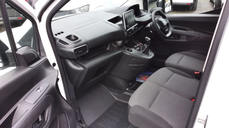 PEUGEOT PARTNER PROFESSIONAL L1 SWB WITH ONLY 24.000 MILES,SAT NAV,AIR CONDITIONING,PARKING SENSORS AND MORE - 2948 - 15