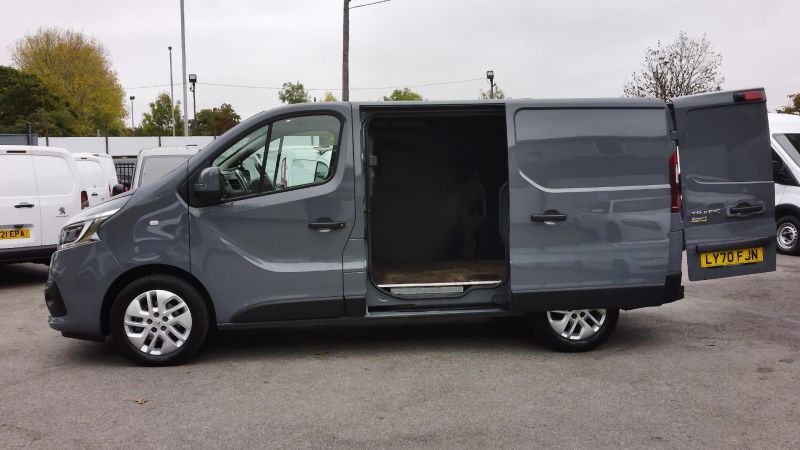 RENAULT TRAFIC SL28 SPORT ENERGY AUTOMATIC L1 SWB IN GREY,ONLY 43.000 MILES,SAT NAV,AIR CONDITIONING,REAR CAMERA,ALLOYS AND MORE - 2929 - 9
