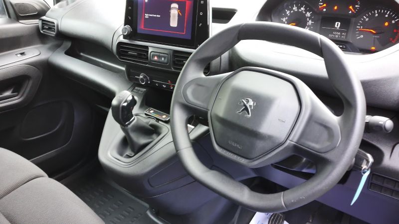 PEUGEOT PARTNER PROFESSIONAL L1 SWB WITH ONLY 24.000 MILES,SAT NAV,AIR CONDITIONING,PARKING SENSORS AND MORE - 2948 - 14